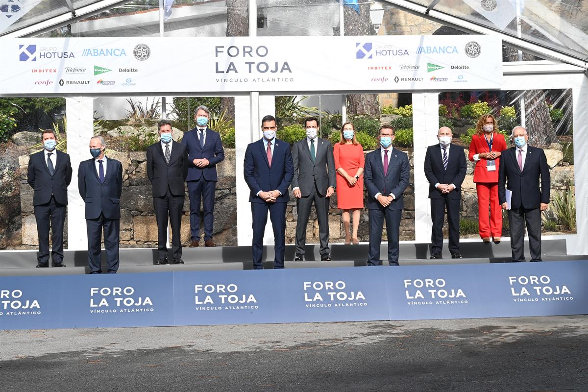 3/10/2020. Pedro Sánchez clausura el II Foro La Toja-Vínculo Atlántico. El presidente del Gobierno, Pedro Sánchez, en la foto de familia jun...